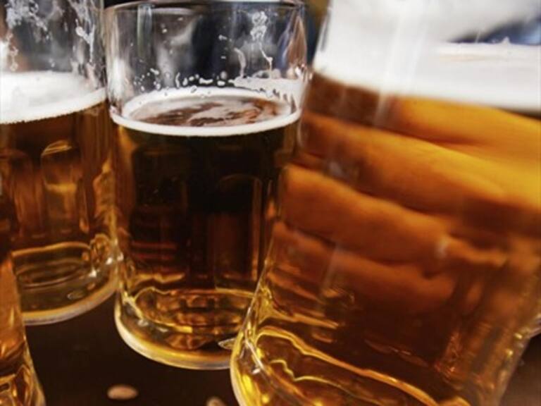 Mujeres empatan cifras de alcoholismo con los hombres