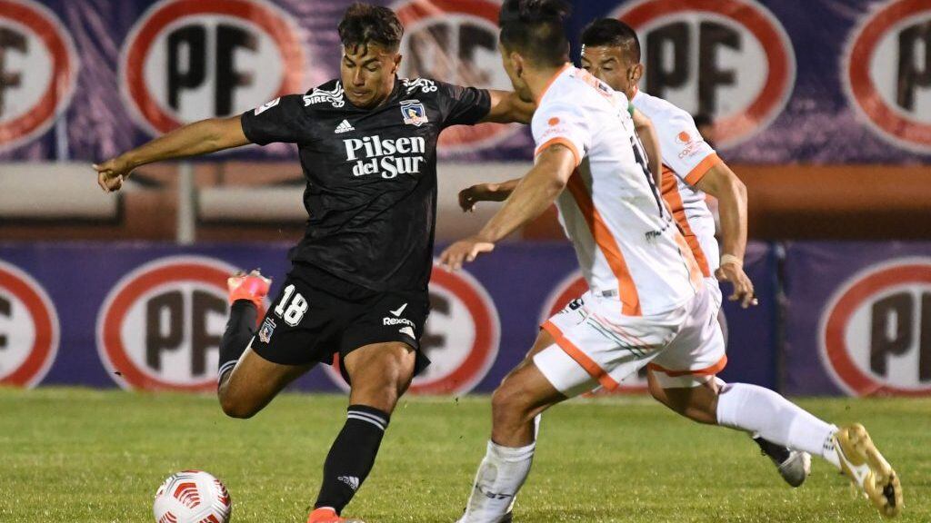 03 DE ABRIL 2021 / El SALVADOR Ivan Morales (i) patea el balón, anota su gol y el 0-1, durante el partido valido por la fecha 2 del Campeonato Nacional AFP PlanVital 2021 ,entre Cobresal vs Colo Colo , disputado en el Estadio El Cobre
FOTO CAMILO ALFARO / AGENCIAUNO