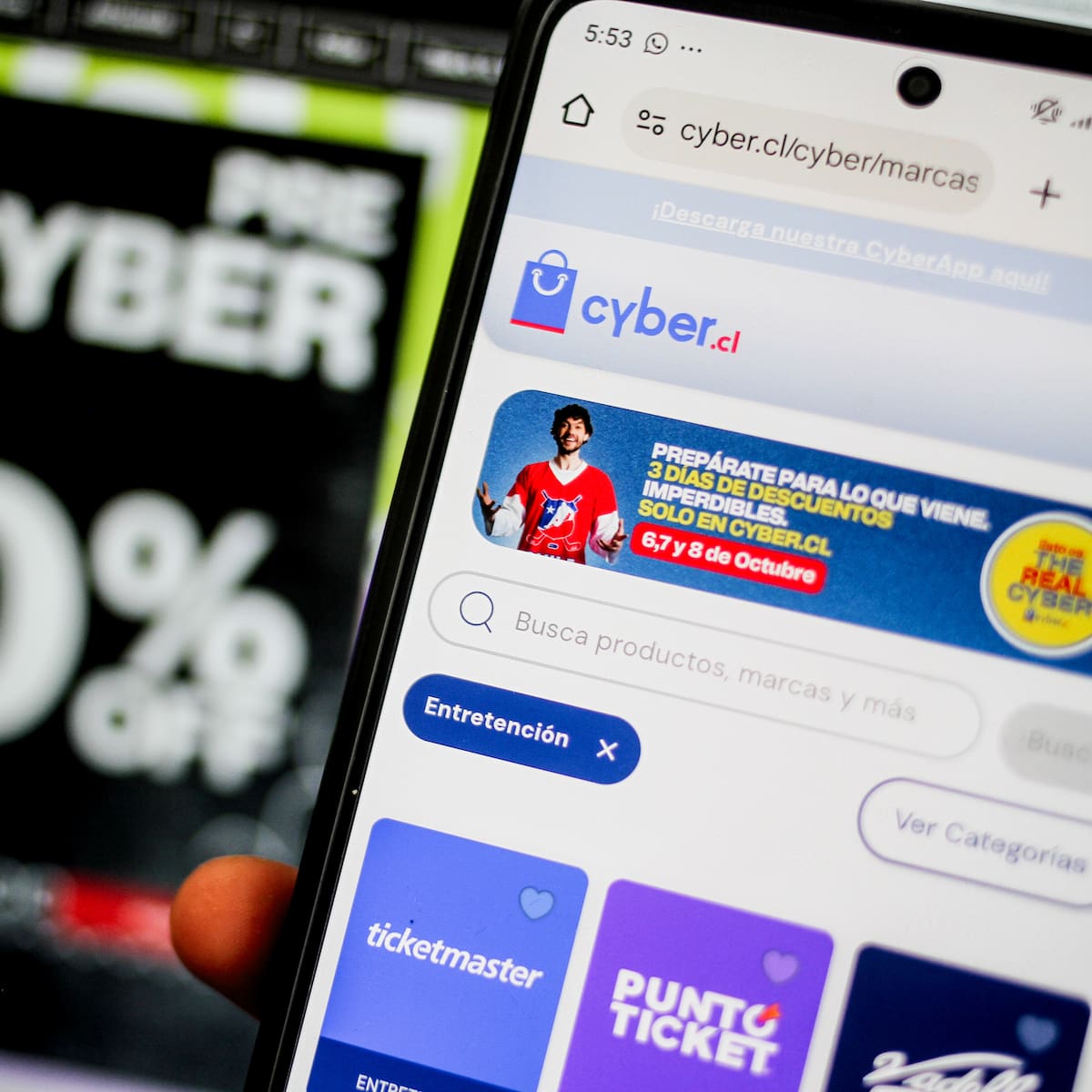 “No es solo darse un gusto”: psicólogo advierte sobre el patrón detrás de las compras impulsivas en el Cyber