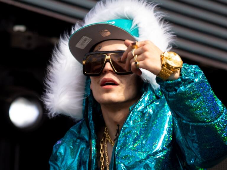 Acusan a mujer por estafar en $700 millones a cientos de personas con viajes fantasmas: Marcianeke y Mario ‘Chapulín’ Moreno entre las víctimas