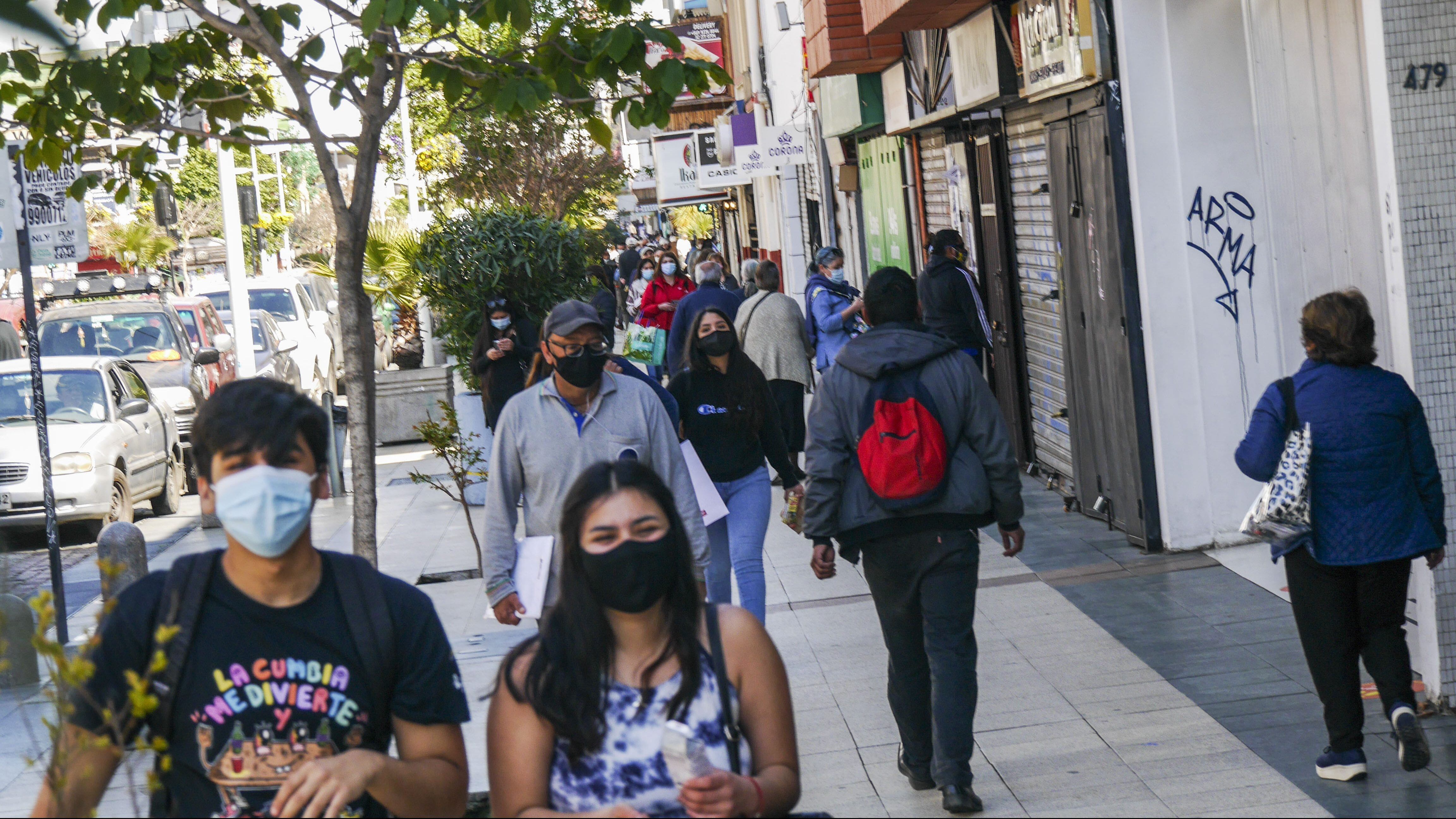 07 DE OCTUBRE DE 2020 / VIA DEL MARPersonas transitan por Calle Valparaiso, durante la cuarentena total que se mantiene en la comuna
FOTO: SANTIAGO MORALES / AGENCIAUNO