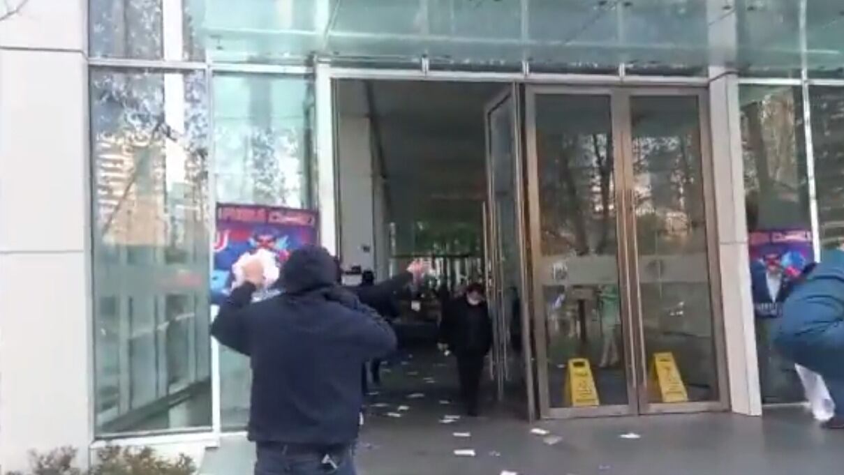 Hinchas de la U de Chile llegan hasta las oficinas de Sartor para protestar contra dirigencia del club