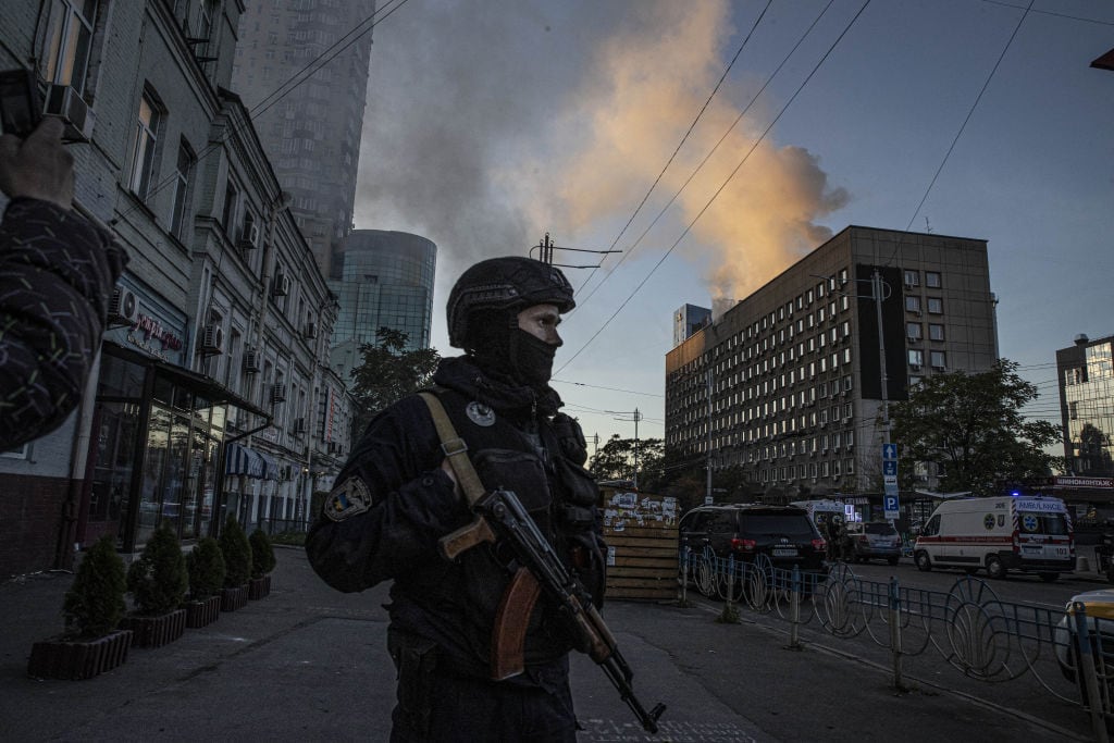 Soldado ucraniano vigila un sector atacado por las fuerzas rusas en Kiev