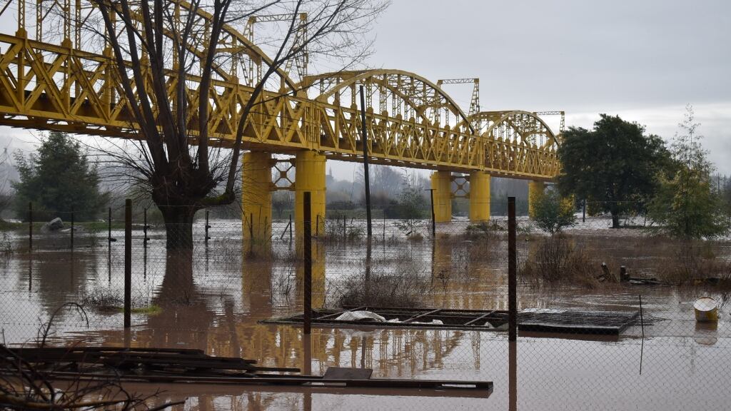 Gobernador Regional del Ñuble y alerta roja por lluvias: "Hay 1.550 personas aisladas por cortes de camino"