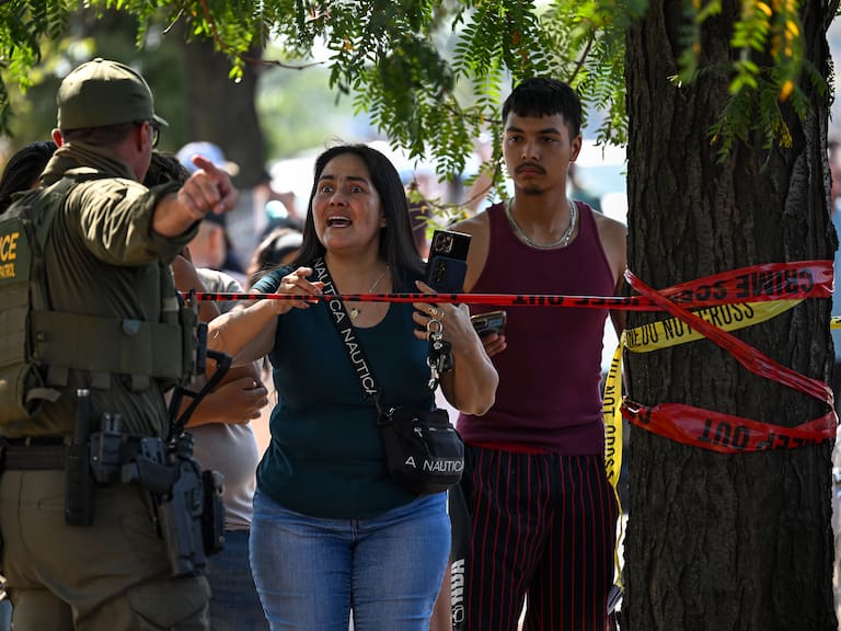 CHICAGO, ILLINOIS - OCTOBER 4: Elizebeth Ruiz argues with a Federal Agent after her son was arrested by agents along Kedzie Avenue in the Brighton Park Neighborhood as Federal Agents were investigating a shooting on October 4, 2025 in Chicago, Illinois. Federal Agents shot an individual in the area after a confrontation. President Donald Trumps's administration continues to enforce immigration laws in Chicago and the surrounding suburbs during Operation Midway Blitz. (Photo by Joshua Lott/The Washington Post via Getty Images)