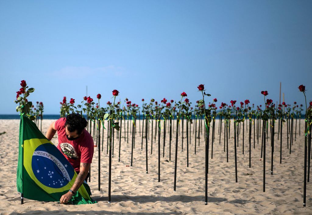 Homenaje a las cientos de personas fallecidas en la pandemia en Brasil