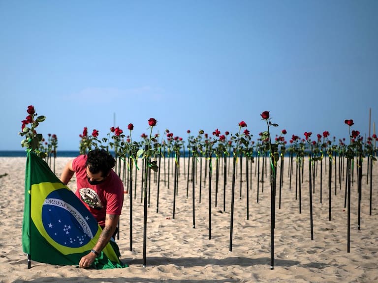 Homenaje a las cientos de personas fallecidas en la pandemia en Brasil