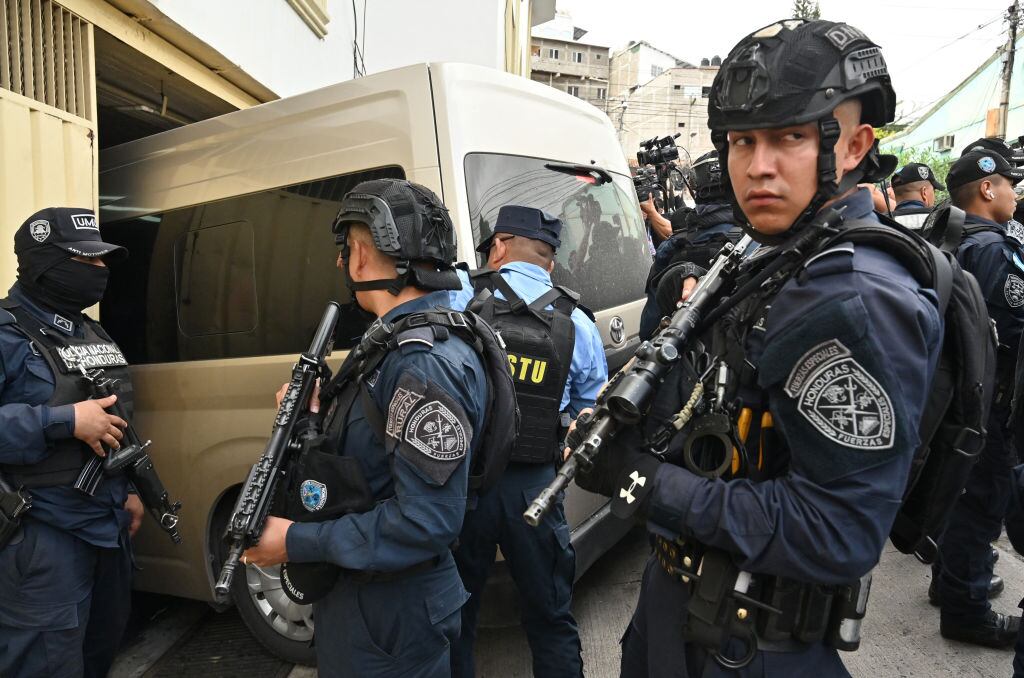 Miembros de las fuerzas especiales de la Policía de Honduras custodian el vehículo que transporta al detenido general Romeo Vásquez Velásquez en Tegucigalpa