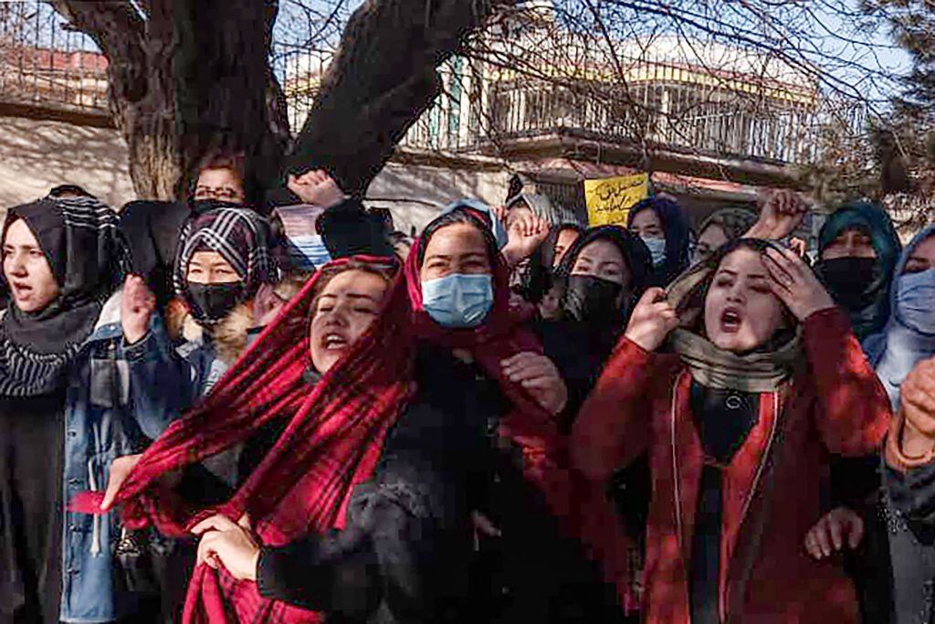 Mujeres protestan en Afganistán contra las medidas de los talibanes