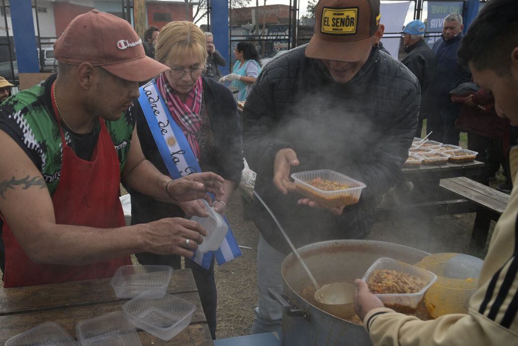 Un grupo religioso entrega alimentos en un comedor popular en un barrio de La Matanza en Buenos Aires de Argentina.