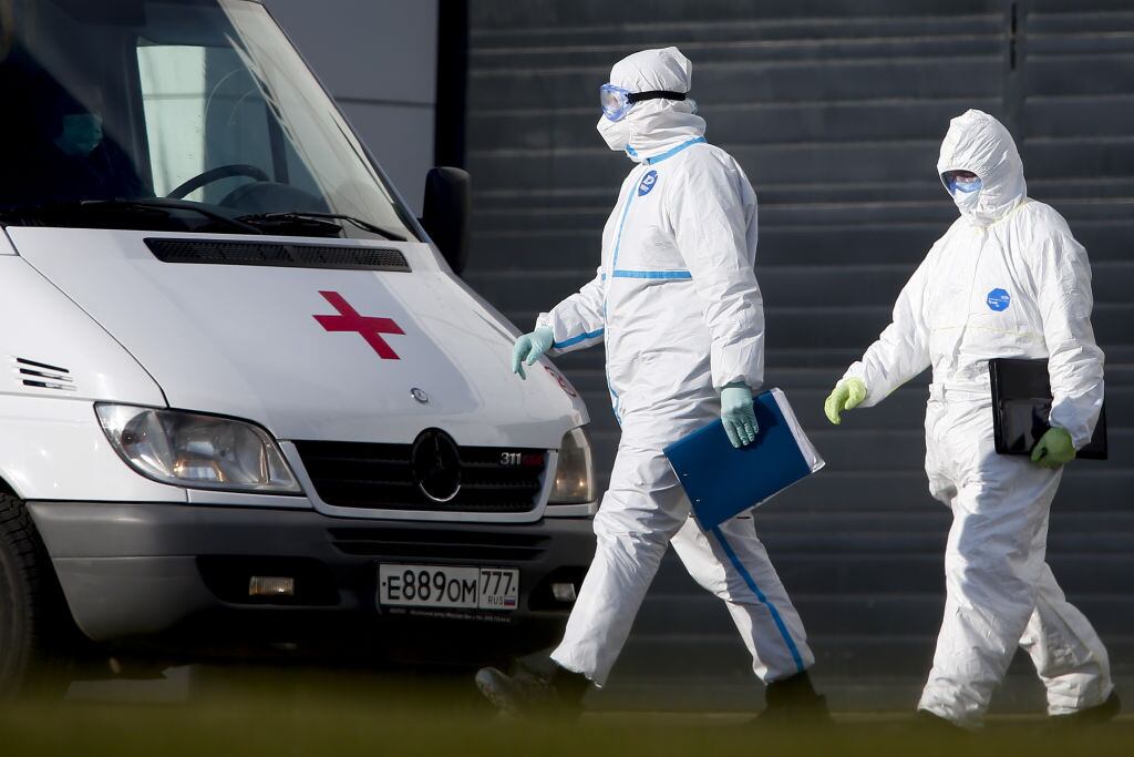 Una ambulancia retira a una persona sospechosa de Covid-19 en Rusia