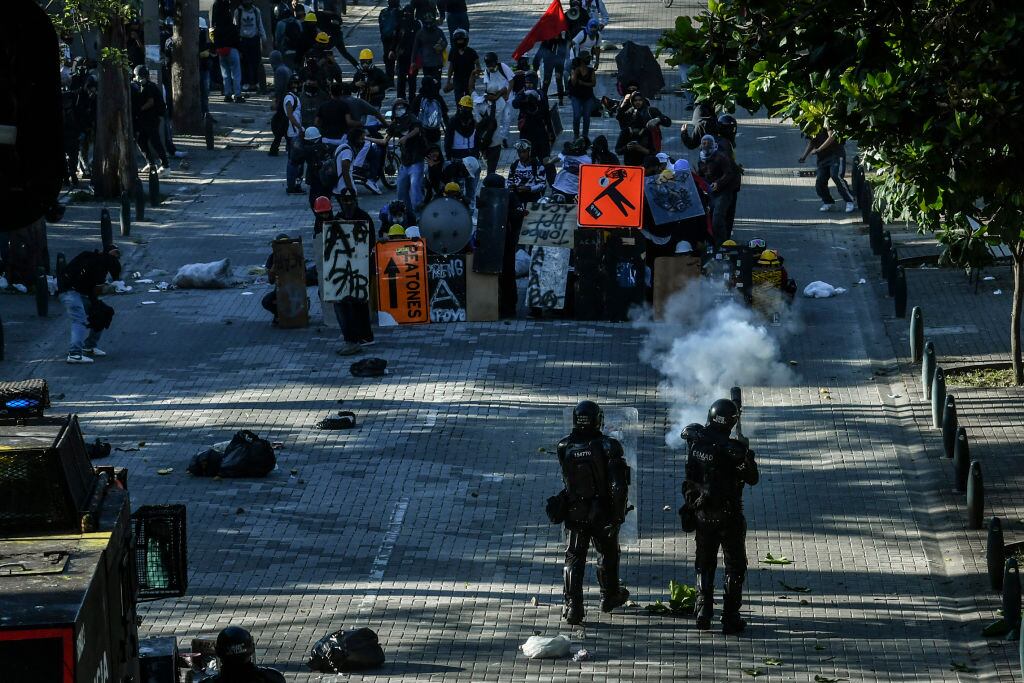 Policías reprimen las manifestaciones en Medellín