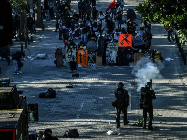 Policías reprimen las manifestaciones en Medellín