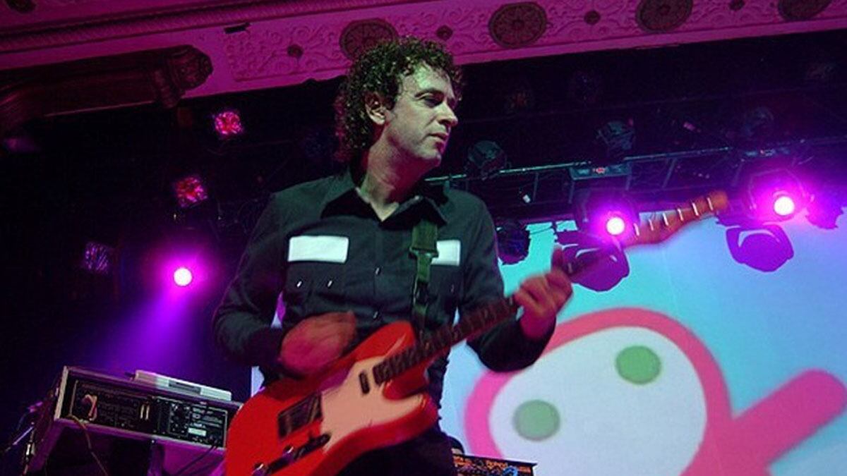 Gustavo Cerati tocando una de sus canciones