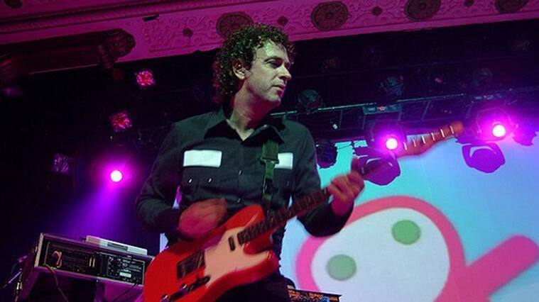 Gustavo Cerati tocando una de sus canciones