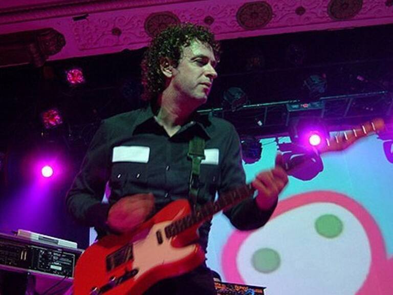 Gustavo Cerati tocando una de sus canciones