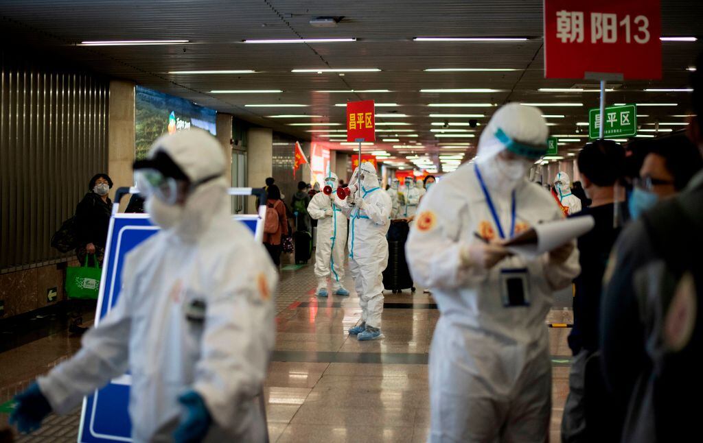 Trabajadores controlan un terminal de buses en Wuhan