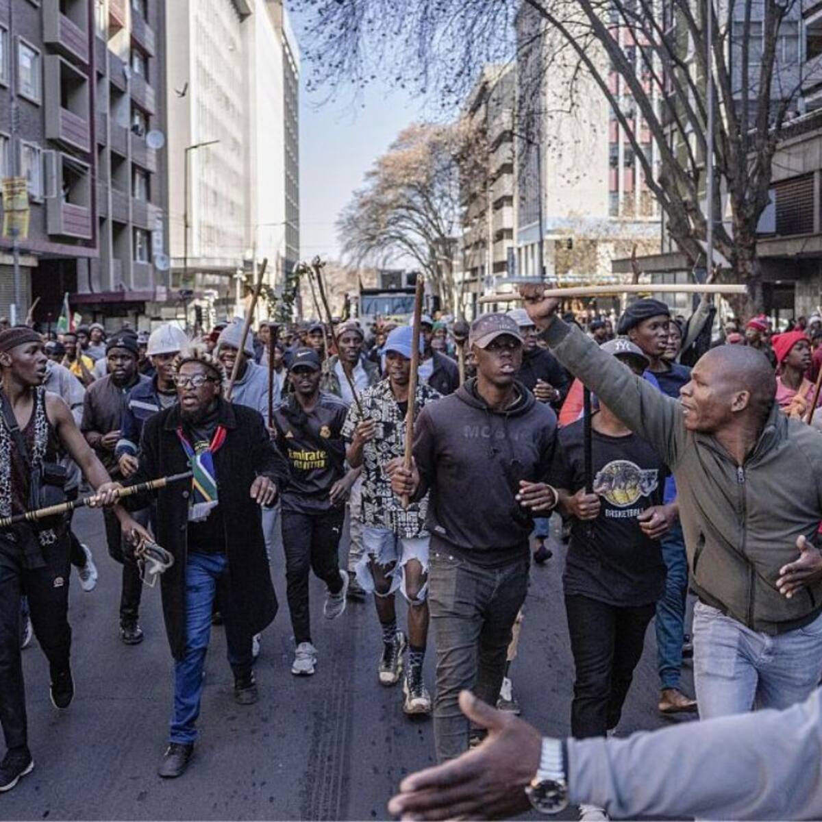 Protestas antiinmigración en Sudáfrica dejan un muerto, saqueos y más de 900 detenidos