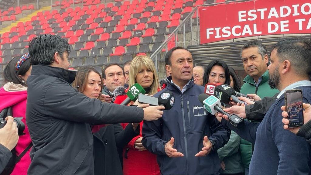 Ministro del Deporte inspecciona el estado del Fiscal de Talca tras inundación: "El estadio está sin el agua, pero nos queda una gran tarea aún