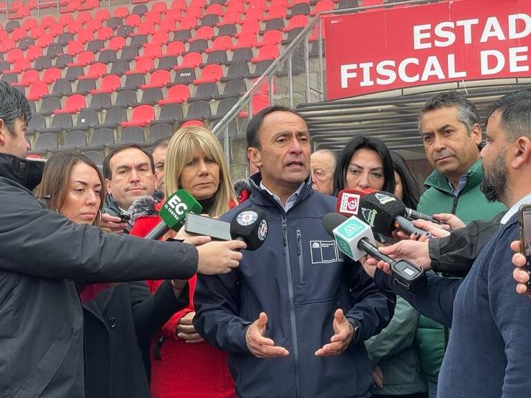 Ministro del Deporte inspecciona el estado del Fiscal de Talca tras inundación: "El estadio está sin el agua, pero nos queda una gran tarea aún