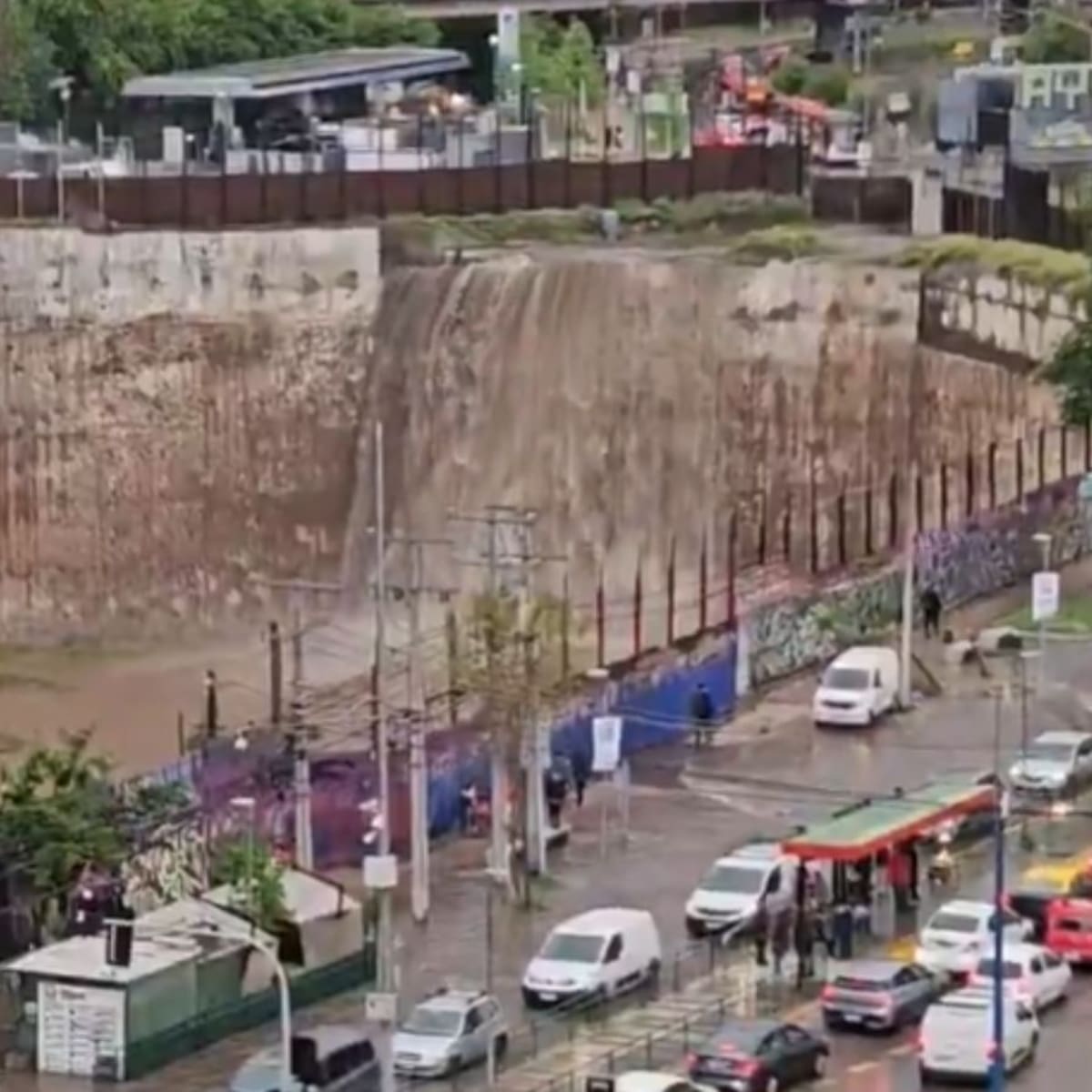 Se formó una cascada: lluvia genera emergencia en Metro Ñuble e inunda pasos bajo nivel en Ñuñoa