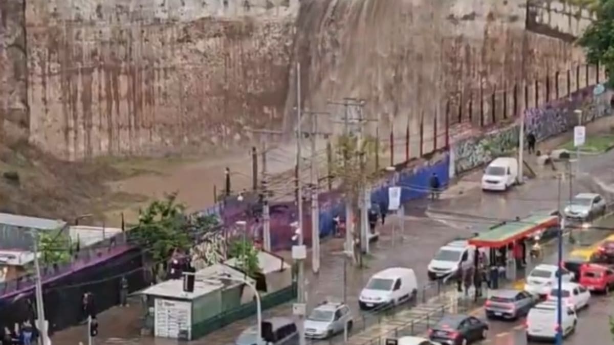 Se formó una cascada: lluvia genera emergencia en Metro Ñuble e inunda pasos bajo nivel en Ñuñoa