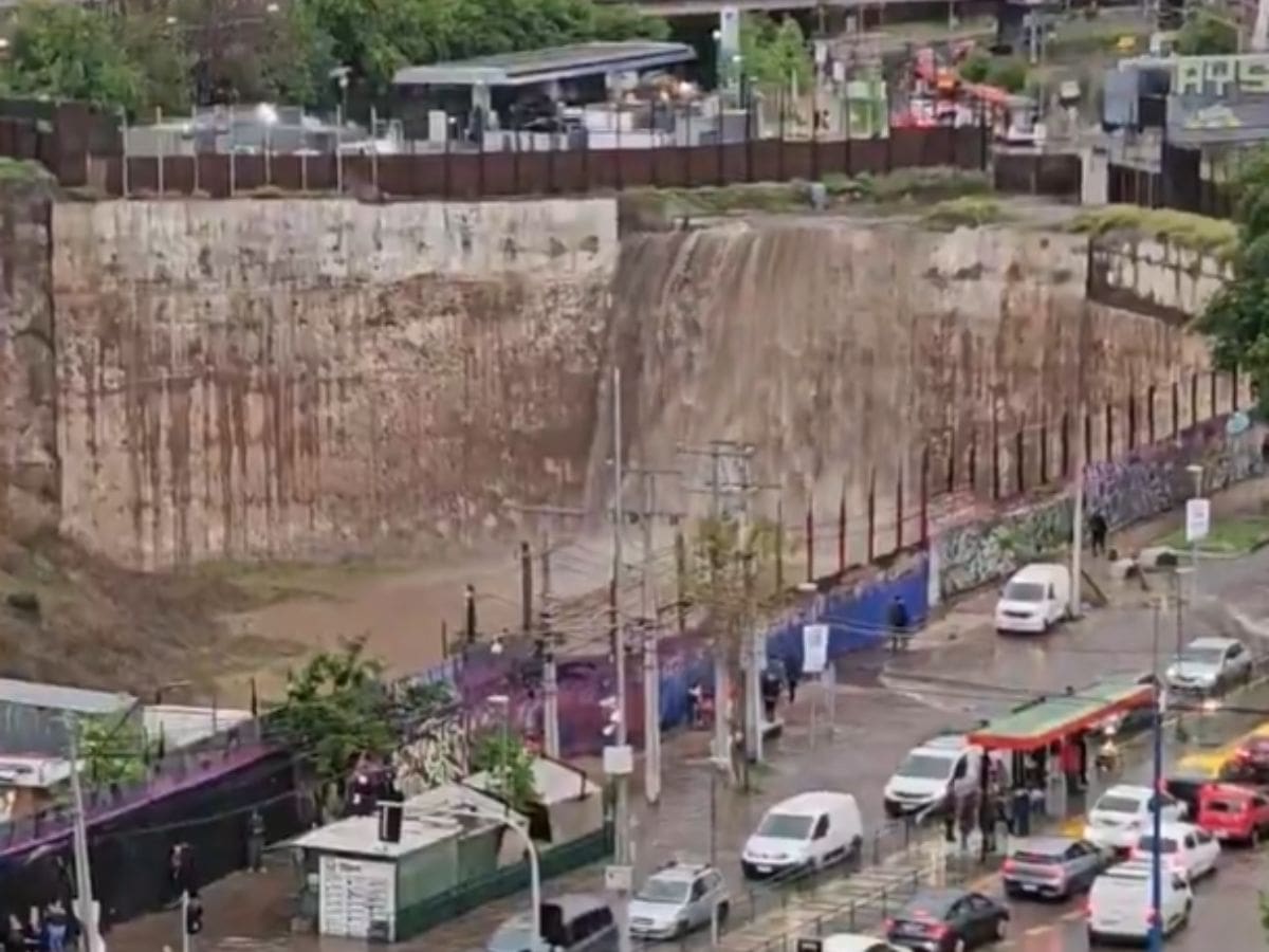 Se formó una cascada: lluvia genera emergencia en Metro Ñuble e inunda pasos bajo nivel en Ñuñoa