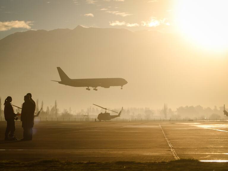 “Algo huele mal”: Diputado solicita sesión especial para indagar falta de competencia en ruta aérea Santiago-Lima