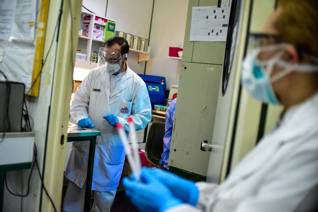 Científicos realizan exámenes por Covid-19 en Argentina