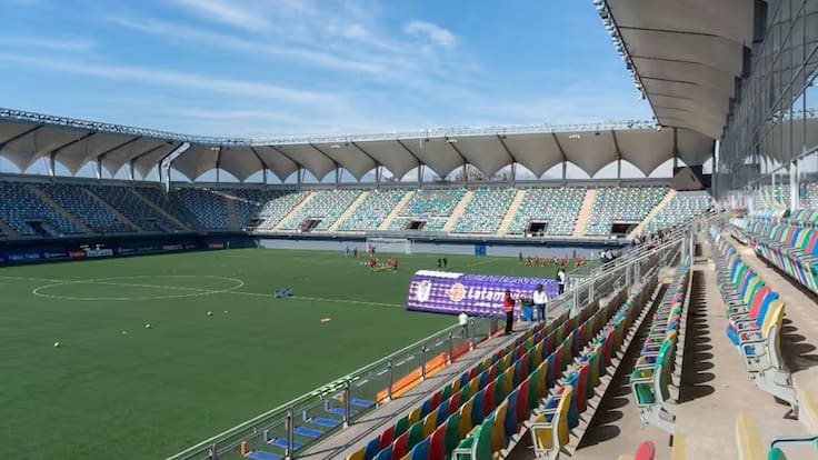 “Somos el país que más canchas sintéticas tiene y nos hemos dado cuenta de que el fútbol profesional requiere otro tipo de césped”