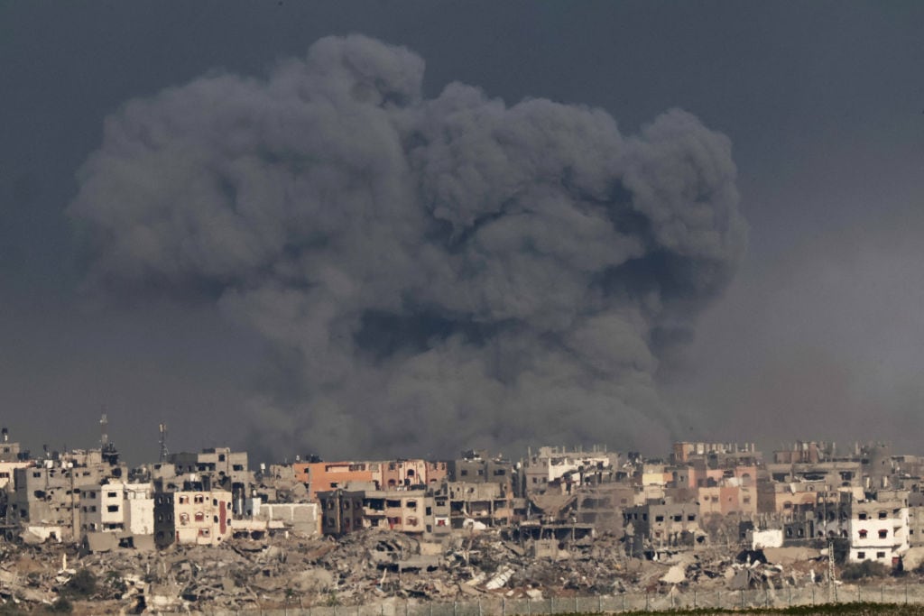 El humo que dejan los continuos bombardeos de Israel en contra de la Franja de Gaza en el territorio palestino