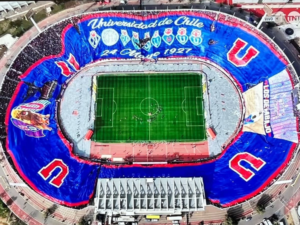 Entre reencuentros de leyendas y una bandera gigante: el emotivo ingreso de la U y Colo Colo a la cancha del Nacional para el Superclásico