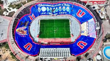 Entre reencuentros de leyendas y una bandera gigante: el emotivo ingreso de la U y Colo Colo a la cancha del Nacional para el Superclásico