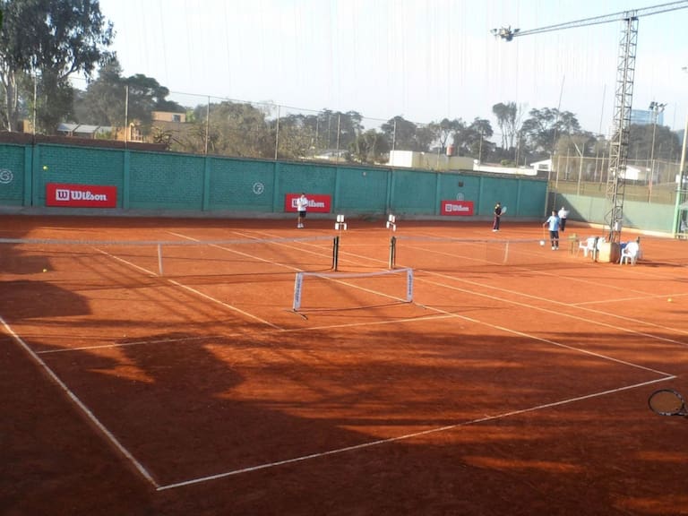 Sin contacto físico y con indumentaria sanitizada: Así son las medidas para el retorno del tenis en Chile