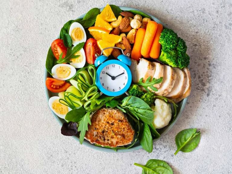 Desincronía biológica: expertos advierten sobre los riesgos de alimentación detrás del cambio de hora en Chile