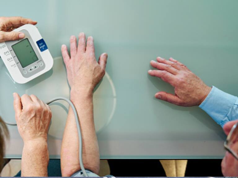 Cardiólogo de la Clínica RedSalud Santiago y el Día Mundial de la Hipertensión: "Un 40% de pacientes no se tratan a pesar de que saben el diagnóstico"