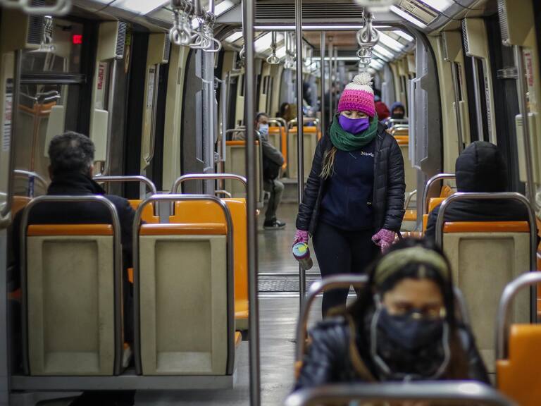 17 de agosto del 2020/SANTIAGOUna mujer camina por un carro del metro, de la estacion Baquedano, durante el primer de transición en la comuna de Santiago.
FOTO: SEBASTIAN BELTRAN GAETE/AGENCIAUNO