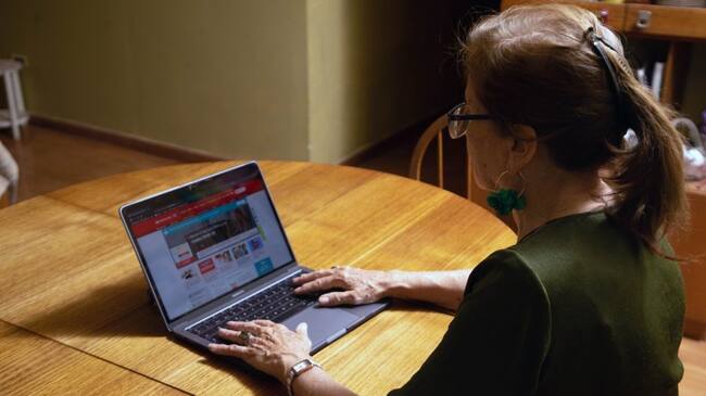 12 DE MAYO DE 2020/ SANTIAGOFotografía temática de adulto mayor usando un computador conectado a internet desde su casa en medio de la cuarentena por la pandemia del Covid-19
FOTO: KARL CHINGA GRAWE/AGENCIA UNO