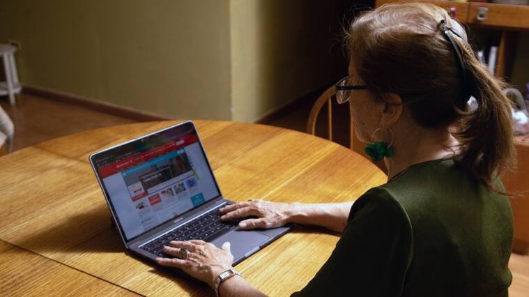12 DE MAYO DE 2020/ SANTIAGOFotografía temática de adulto mayor usando un computador conectado a internet desde su casa en medio de la cuarentena por la pandemia del Covid-19
FOTO: KARL CHINGA GRAWE/AGENCIA UNO