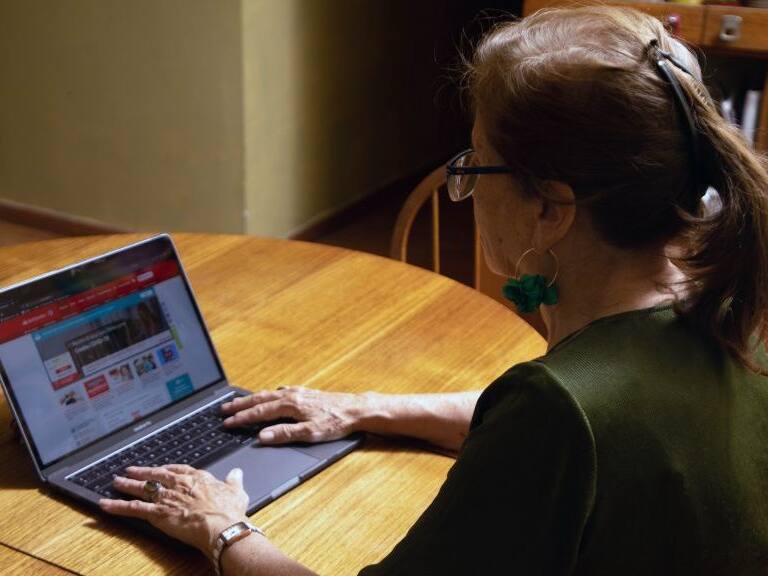 12 DE MAYO DE 2020/ SANTIAGOFotografía temática de adulto mayor usando un computador conectado a internet desde su casa en medio de la cuarentena por la pandemia del Covid-19
FOTO: KARL CHINGA GRAWE/AGENCIA UNO