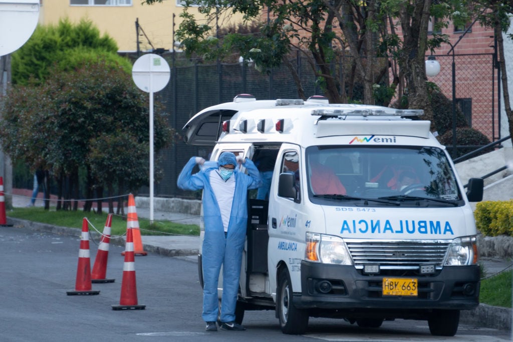 Trabajadores de la salud trasladan pacientes Covid-19 en Bogotá