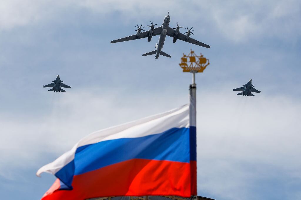Aviones se elevan ante la bandera de Rusia en un evento de sus fuerzas