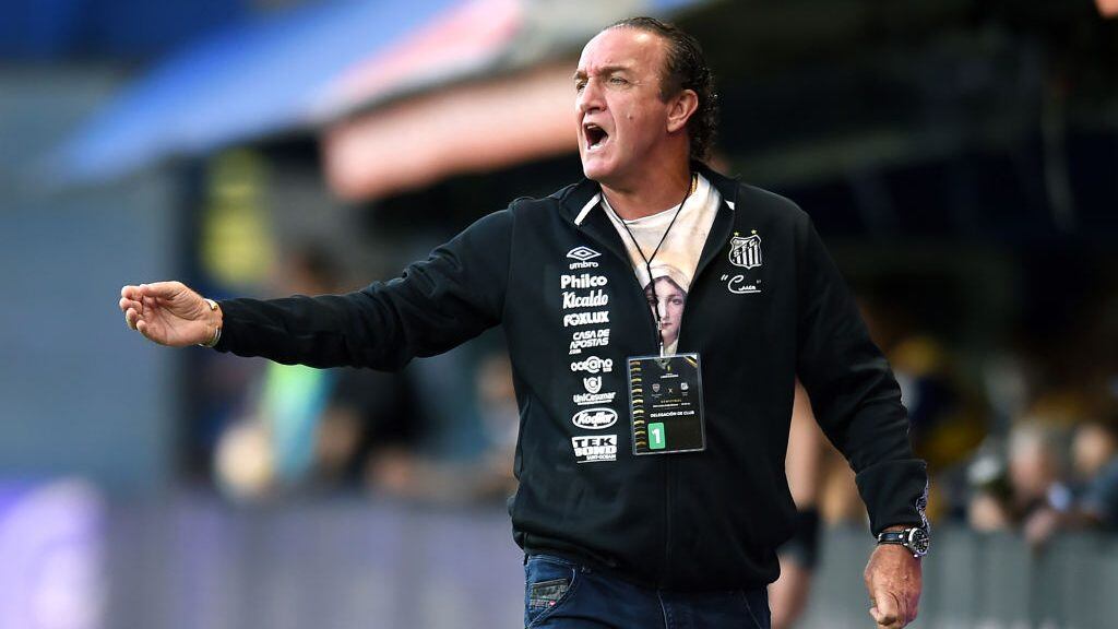 BUENOS AIRES, ARGENTINA - JANUARY 06: Alexi Stival head coach of Santos reacts during a semifinal first leg match between Boca Juniors and Santos as part of Copa CONMEBOL Libertadores 2020 at Estadio Alberto J. Armando on January 06, 2021 in Buenos Aires, Argentina. (Photo by Marcelo Endelli/Getty Images)