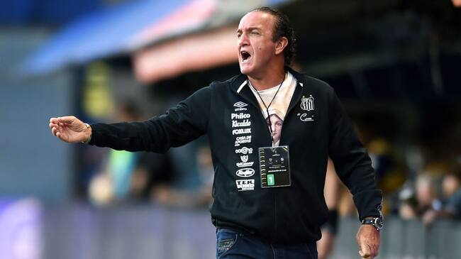 BUENOS AIRES, ARGENTINA - JANUARY 06: Alexi Stival head coach of Santos reacts during a semifinal first leg match between Boca Juniors and Santos as part of Copa CONMEBOL Libertadores 2020 at Estadio Alberto J. Armando on January 06, 2021 in Buenos Aires, Argentina. (Photo by Marcelo Endelli/Getty Images)
