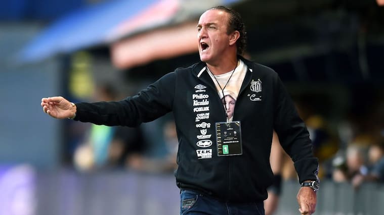 BUENOS AIRES, ARGENTINA - JANUARY 06: Alexi Stival head coach of Santos reacts during a semifinal first leg match between Boca Juniors and Santos as part of Copa CONMEBOL Libertadores 2020 at Estadio Alberto J. Armando on January 06, 2021 in Buenos Aires, Argentina. (Photo by Marcelo Endelli/Getty Images)