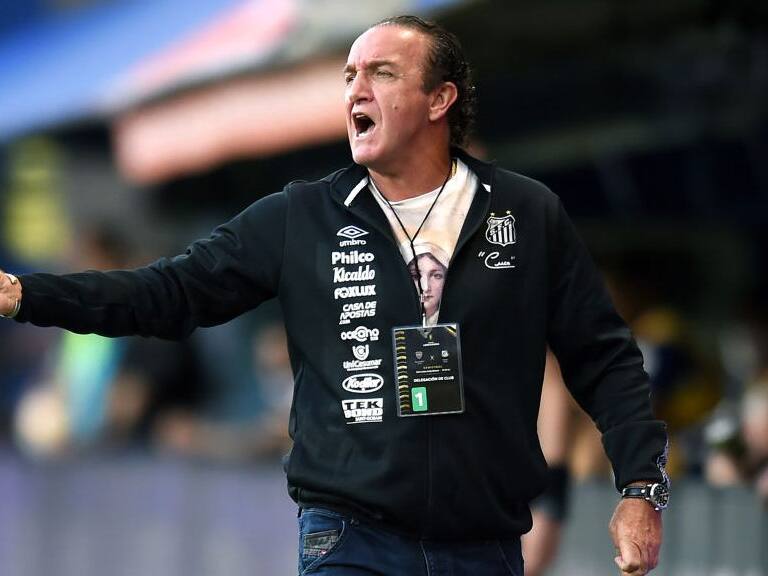 BUENOS AIRES, ARGENTINA - JANUARY 06: Alexi Stival head coach of Santos reacts during a semifinal first leg match between Boca Juniors and Santos as part of Copa CONMEBOL Libertadores 2020 at Estadio Alberto J. Armando on January 06, 2021 in Buenos Aires, Argentina. (Photo by Marcelo Endelli/Getty Images)