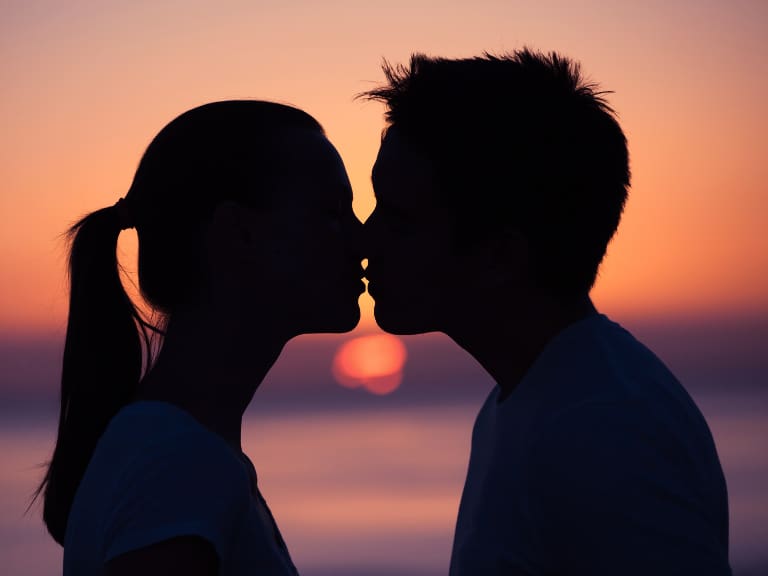 Ni tres ni diez: esta es la cantidad de individuos que besa una persona en promedio durante toda su vida, según estudio