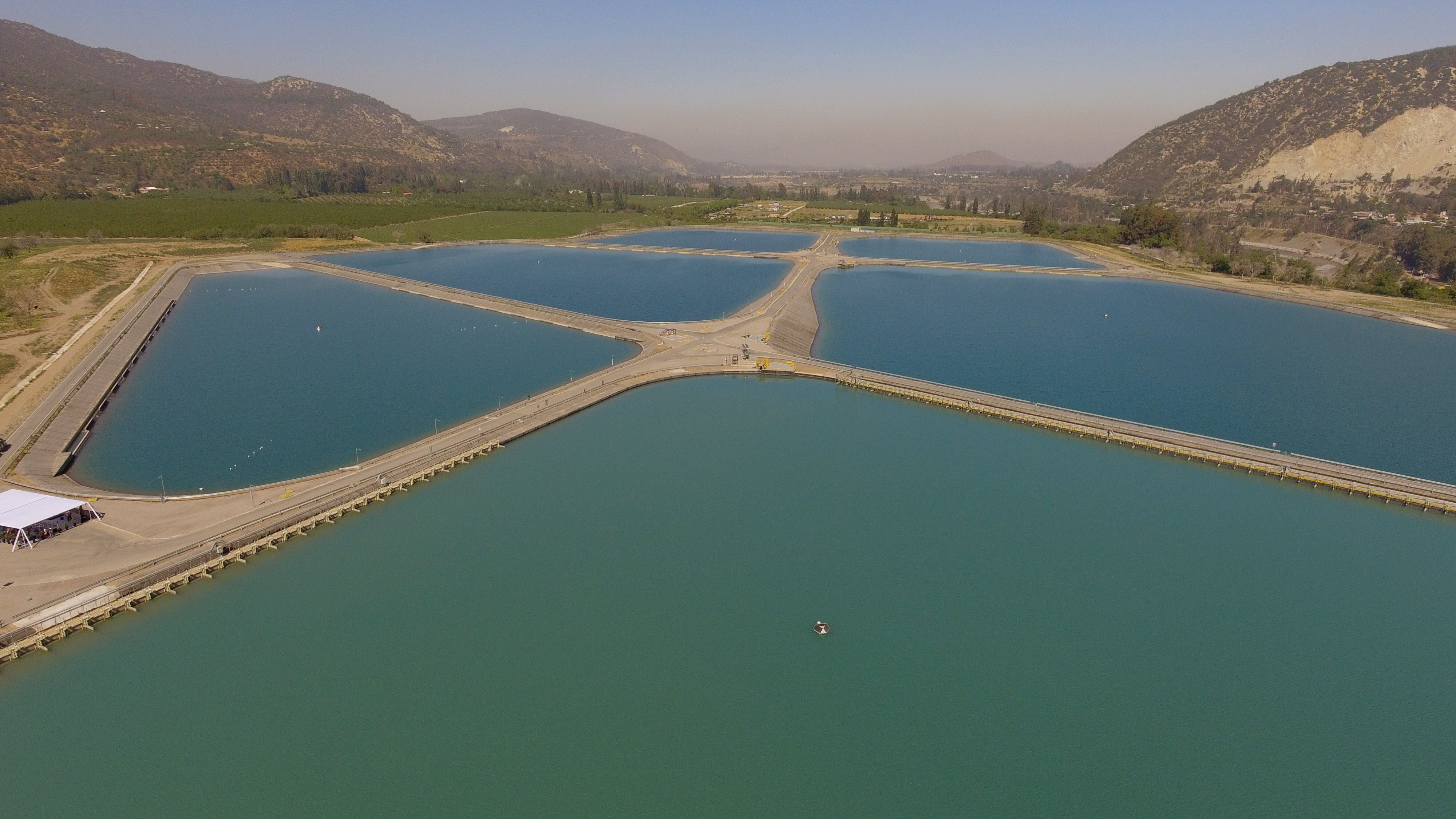 03 DE NOVIEMBRE DE 2020/SANTIAGO
Inauguración de los mega estanques de Pirque, iniciativa que representó una inversión de US$100 millones y que permitirá almacenar 1.500.000 de m3 de agua para el sistema de agua potable del Gran Santiago, Planta mega estanques de Aguas Andinas. Camino El Toyo, comuna de Pirque, Santiago.

FOTO: AILEN DÍAZ/AGENCIAUNO