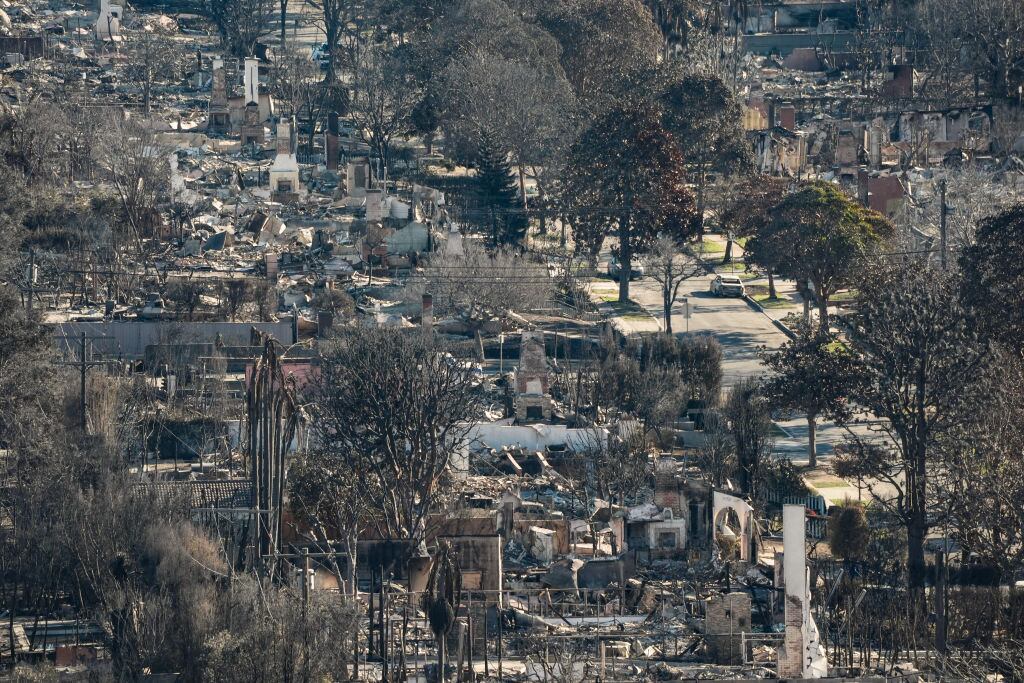 En zonas de la ciudad de Los Angeles el fuego arrasó con las estructuras de la mayor urbe del estado de California en Estados Unidos