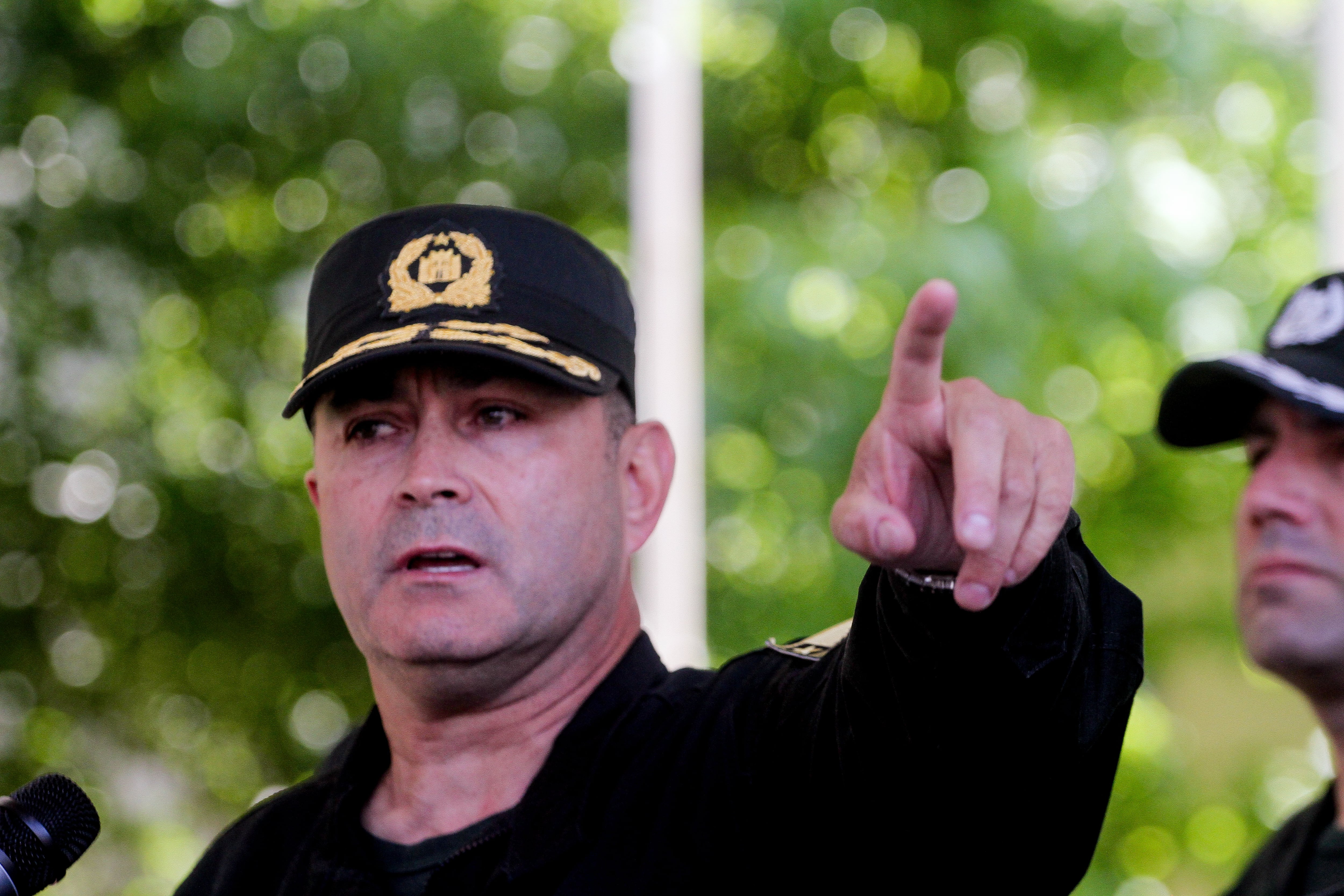 10 de noviembre de 2025/SANTIAGO
El director nacional de Gendarmería de Chile, Rubén Pérez, realizó un punto de prensa desde el penal Santiago 1, dónde se refirió a las medidas adoptadas tras el registro y allanamiento realizado en el Centro de Detención Preventiva Santiago I, a raíz de la viralización de imágenes donde un grupo de internos consumían alcohol en una de sus dependencias.
FOTO: HANS SCOTT/AGENCIAUNO